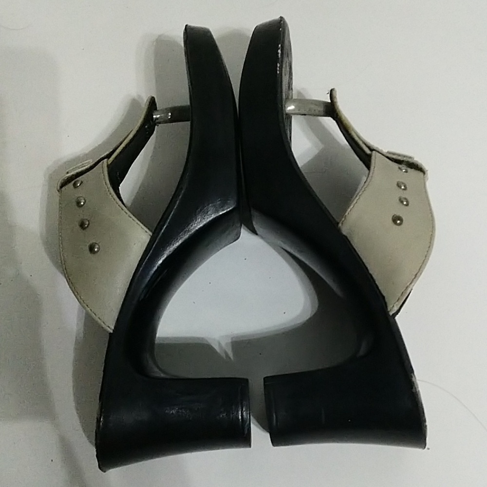 (Like new )the most comfy heel flip flop.